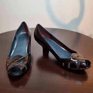Clarks Black Patent Leather Peep Toe Low Heels - Classic Weave Pump Sz 10